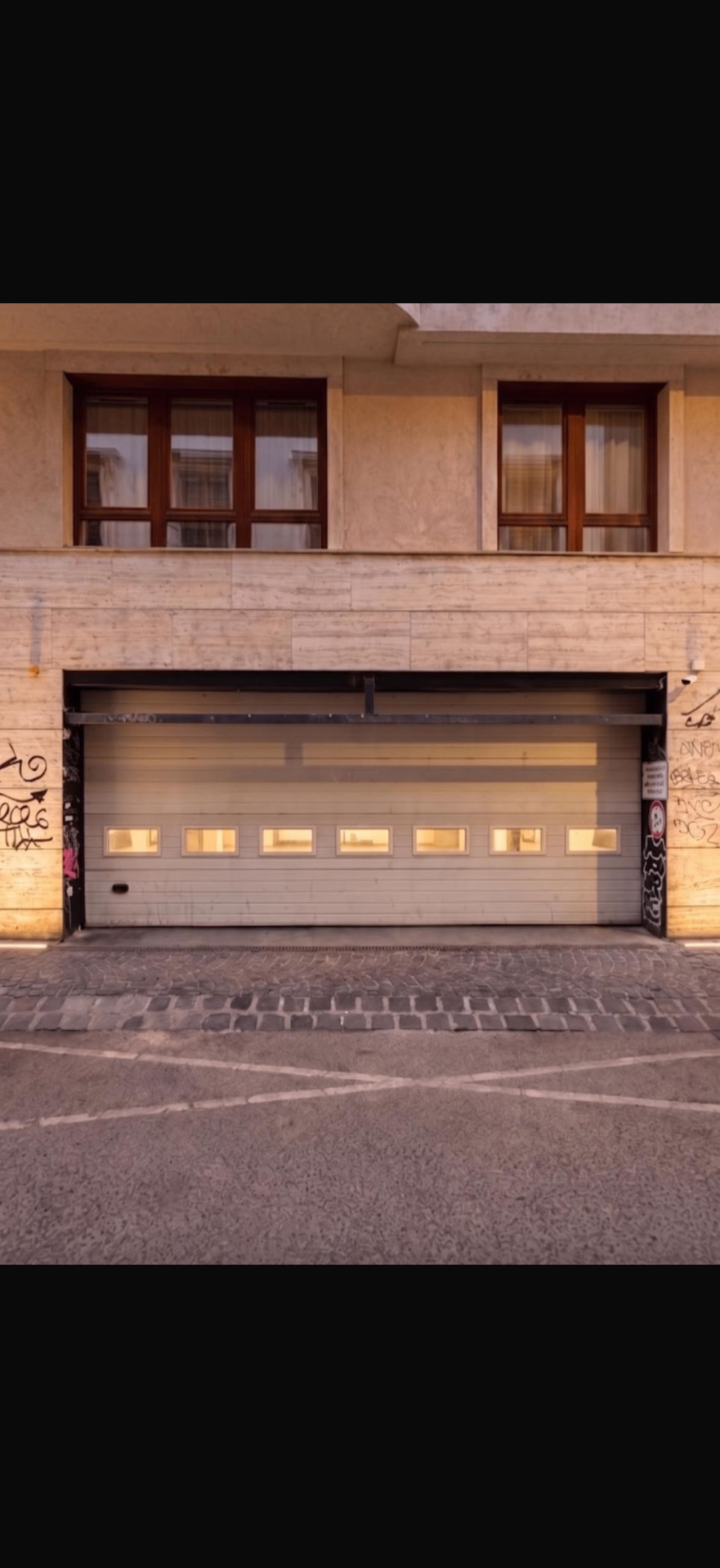 Garage entrance on Holló utca